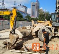 美女扣逼免费看高温下的坚守｜道路建设者用汗水铺就畅通路